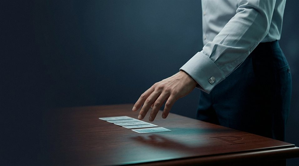 Spielautomaten und Spielkarten auf dunklem Hintergrund